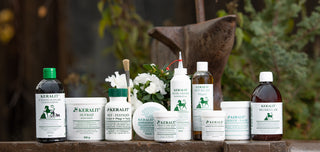 Die Keralit Produkte Tiershampoo, Hufbad, Huffestiger, Undercover, Dermacure, Pflegeöl, Keralysin, Lorbeersalbe und Muskular stehen auf einem Eisentisch